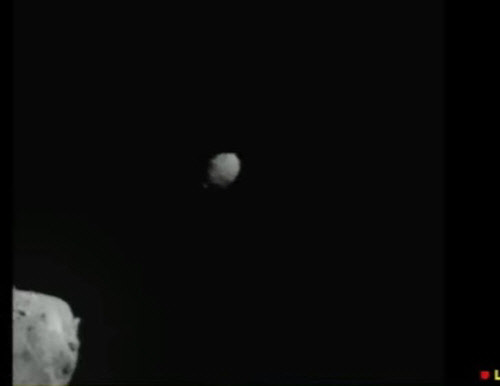 DART 우주선이 디이모스를 지나 다이모르포스로 향하는 장면.<NASA TV 캡처>